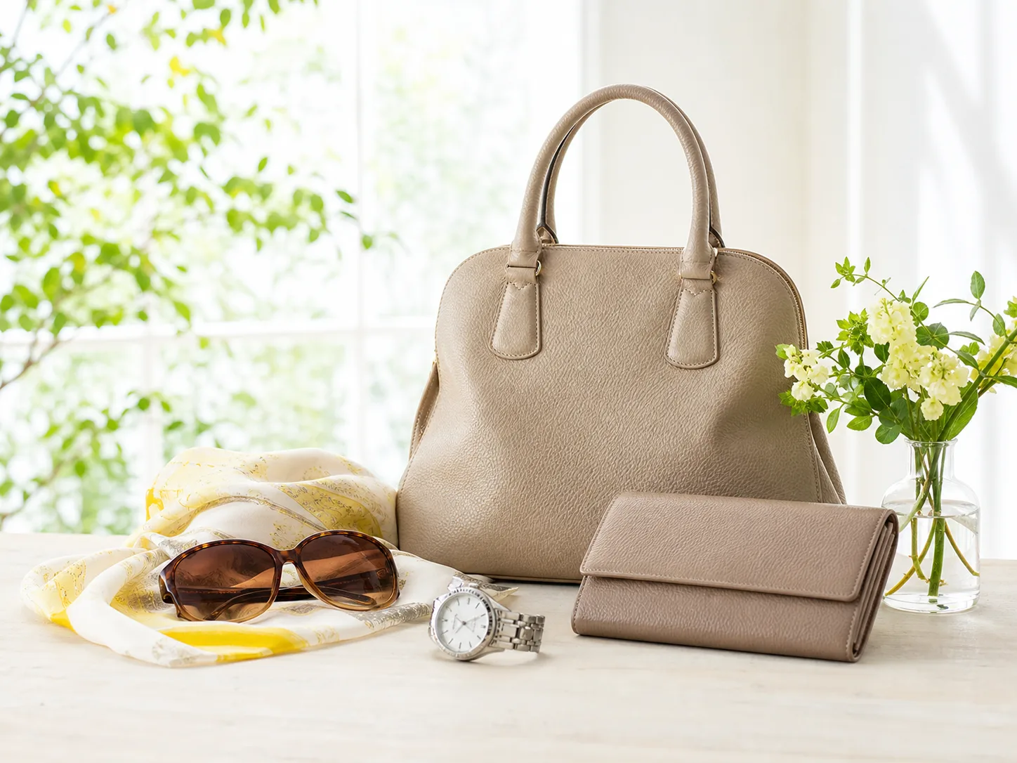 ロゴを強調しないバッグや腕時計などのブランド品